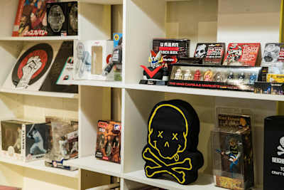 櫃台後方陳列了林哲儀珍藏的音樂商品 櫃台後方陳列了林哲儀珍藏的音樂商品