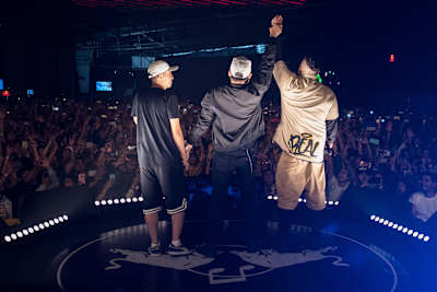 Serko levanta la mano del campeón