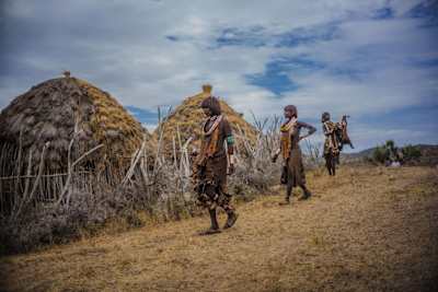 Un grupo de mujeres salen de casa para unirse al ritual del Bull Jumping.