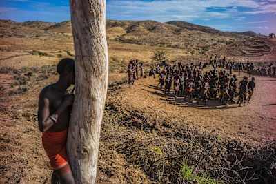Una comunidad Hamer del Valle del Omo, al sur de Etiopía, inicia el ritual.