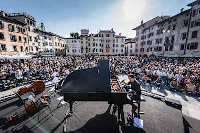 Dardust al pianoforte