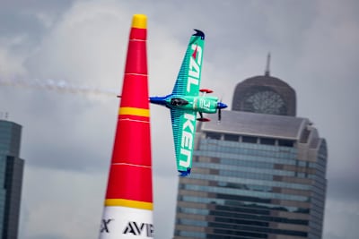 速報】室屋義秀、ラストレースにて見事優勝！｜レッドブル・エアレース