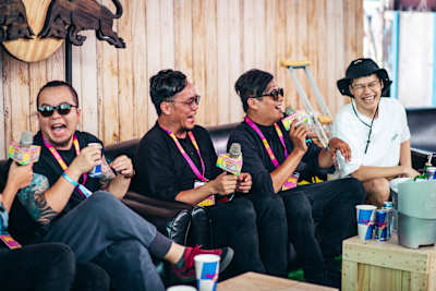 （左起）許花、昶煬、阿吉與異鄉人