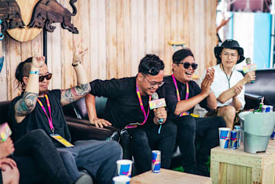 （右起）異鄉人、阿吉、昶煬、許花