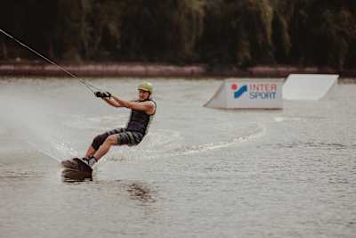 Liviu Souca în concurs la TRICK It #8 pe lacul Mogoșoaia