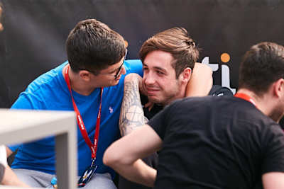 Dan “apEX” Madesclaire, joueur de Vitality réconforte Kenny “kennyS” Schrub, sniper star de G2 eSports au StarLadder Major Berlin 2019 sur Counter-Strike: Global Offensive.
