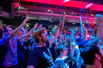 Le Breton SuperPikaBoy agite sa baguette devant un match de l'équipe française Vitality lors du tournoi StarLadder Major Berlin 2019 sur Counter-Strike: Global Offensive.