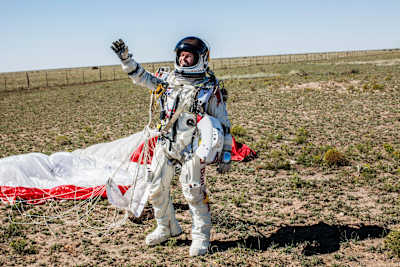 Felix Baumgartner aterriza exitosamente tras su salto desde la estratósfera
