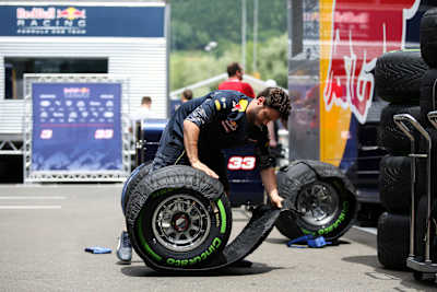 Un membre de l'écurie de F1 Aston Martin Red Bull Racing déballe une roue de Formule 1 après un voyage.