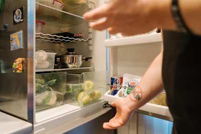 Що на нижній полиці холодильника