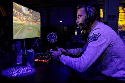 DTM-Pilot Philipp Eng testet seine Rocket-League-Skills