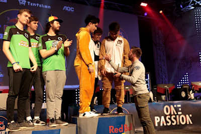 Die Sieger des "Red Bull pLANet one"-Rocket-League-Finalspiels