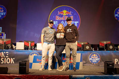 JustBecci mit den stolzen Gesamtsiegern von "Red Bull pLANet one RoundUp"