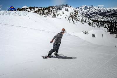 Le Japonais Yuki Kadono ride en snowboard au Red Bull Recharged 2019 à Mammoth Lakes en Californie.