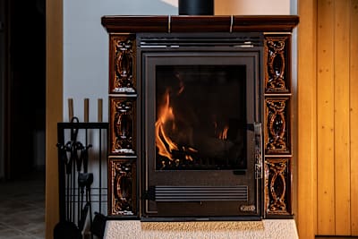 Krbová kamna, která právě začínají hřát