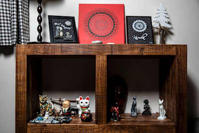 Police na suvenýry a různé věci od přítelkyně