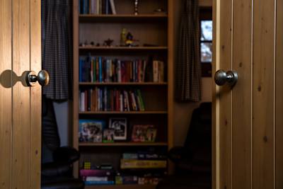 Knihovna v pracovně, pohled z obývací místnosti