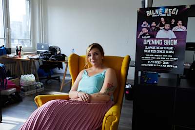 Typické žlté kreslo zo šou Musíme sa porozprávať