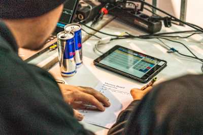 坊間有不同提神方法，可在上班期間改善精神狀態。