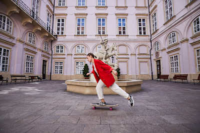 Po meste sa presúva aj na skateboarde