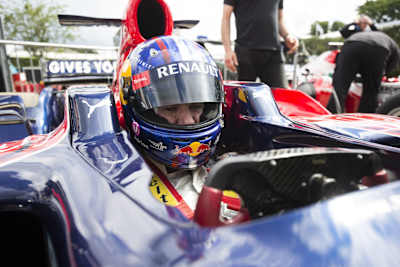 Adrian Newey za kierownicą bolidu Red Bull Racing
