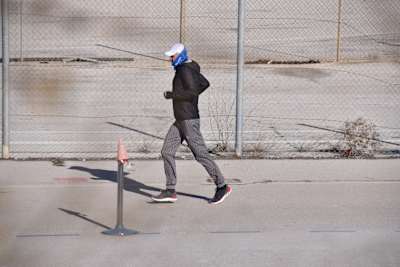 Paweł Żuk biegnie w Atenach w biegu na 5000 km