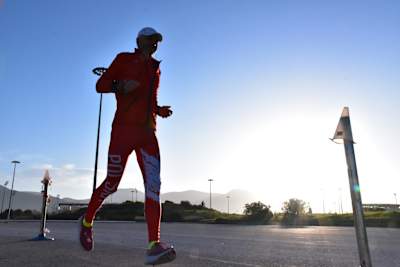 Paweł Żuk biegnie w Atenach