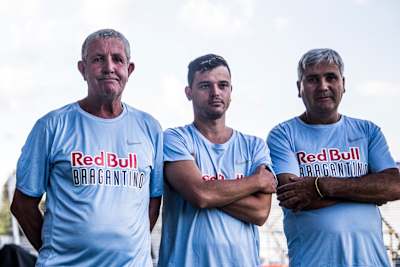 Nelson Miranda (primeiro à esquerda) chefia a equipe de gandulas do Nabizão