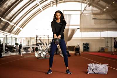 케틀 벨을 아래에서 위로 원을 그리며 들어 올려줍니다.