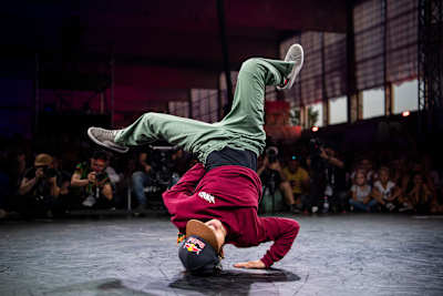 B-girl Ami breakdancing
