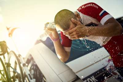 少しでも体調が悪くなったら無理をしないで日陰に入り、冷たい水で体温を下げよう