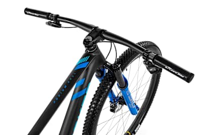 Stem negativo e piega flat sulla hardtail Mondraker Podium Carbon da cross country