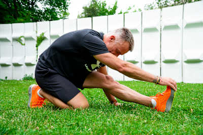 Naťahovanie zadnej nohy a chrbta