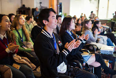 2019年の日本代表に選ばれた、山田マイケルさん（中央左）、野田夢里さん（中央右）。ビーコンを活用したプラットフォーム"NOROSHI"を考案。