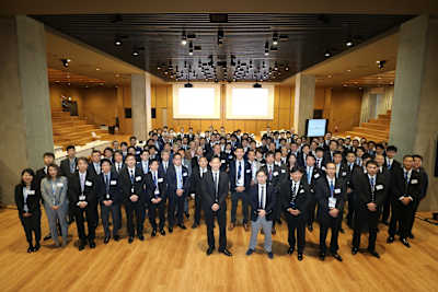 株式会社ファーストリテイリングに勤務していた当時の神保氏（最前列、中央右）。