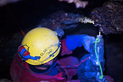 Eksploracja jaskiń wymaga umiejętności wspinaczkowych i przeciskania się przez ciasne zaciski