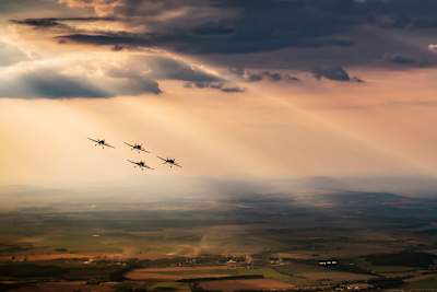Flying Bulls nad českou krajinou