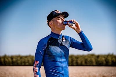 Triatleet Marten Van Riel drinkt een blikje Red Bull tijdens de opnames van 'This is Belgium' in Bokrijk op 13 juli 2020.