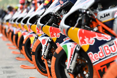 레드불과 함께 모토사이클 레이스를 즐겨보세요!