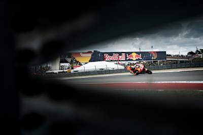 250마력으로 158kg의 차체를 밀어냅니다.