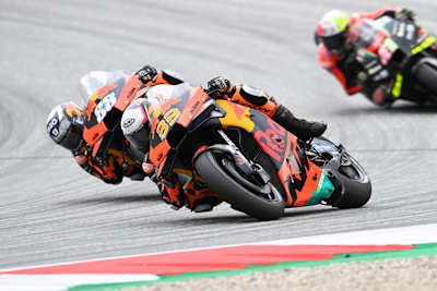 라이더들이 눕는 자세를 취하는 이유는 코너에서 바이크가 일어서는 성향이 강하기 때문입니다.