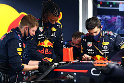 Mechanicy zespołu Red Bull Racing pracują przy bolidzie