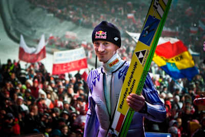 Adam Małysz, a w tle tłum kibiców