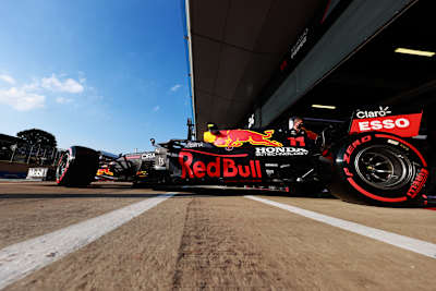 Bolid F1 Red Bull Racing wyjeżdża z boksu - zbliżenie na opony