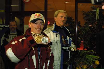 Lotnisko Okęcie w lutym 2001 - Małysz z medalami z MŚ w Lahti