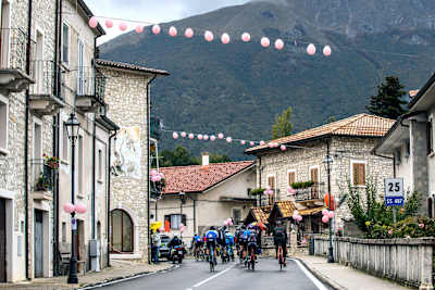 Selbst die Bergdörfer der Abruzzen schmücken pinke Giro-Ballons.