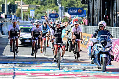 Zielankunft in Vieste: Beim Giro-E geht es um den Spaß, nicht den Sprint.
