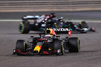 Max Verstappen door de bocht