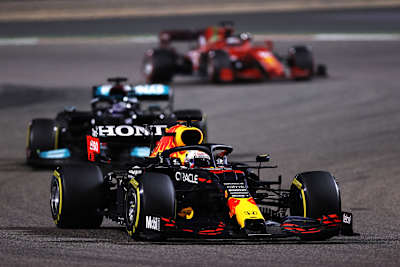 Max Verstappen raast in Bahrein