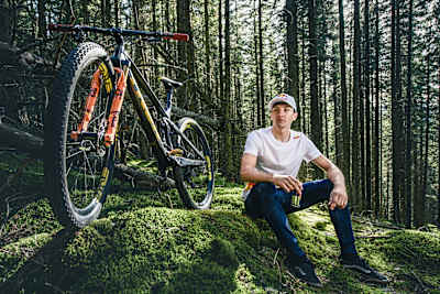 Le rider VTT Vlad Dascalu à Paltinis prend une pause lors d'un entraînement en Roumanie en octobre 2020.